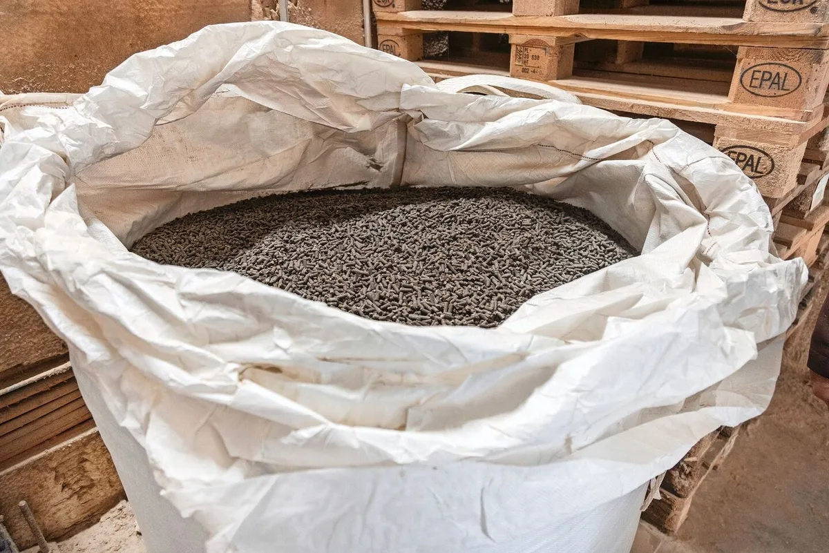 3bb8181dca2150753b7fef4f75186ee9ce884fd7bd47f2dd18d6853432daca03 Hühnermistpellets sind auf der Betriebsmittelliste des FiBLs aufgelistet. Sie werden meistens auf Biobetrieben eingesetzt, welche sich auf Ackerbau spezialisiert haben und auf welchen wenig Hofdünger anfällt.