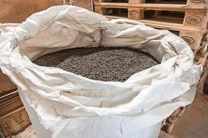 Hühnermistpellets sind auf der Betriebsmittelliste des FiBLs aufgelistet. Sie werden meistens auf Biobetrieben eingesetzt, welche sich auf Ackerbau spezialisiert haben und auf welchen wenig Hofdünger anfällt.