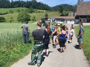 Absolventinnen und Absolventen des Nebenerwerbskurses kommen aus den verschiedensten Berufen und bringen bereits Berufserfahrung in der Landwirtschaft mit. (Bild Inforama)