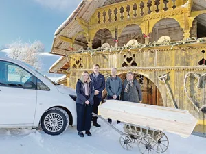 Früher wurde im Speicher gewirtet. Heute ist der Tod der tägliche Begleiter der Familie: Lia Niederhauser (v. l. n. r.), Kevin Huguenin, Markus Niederhauser und Diana Wälti arbeiten als Bestatter(innen).