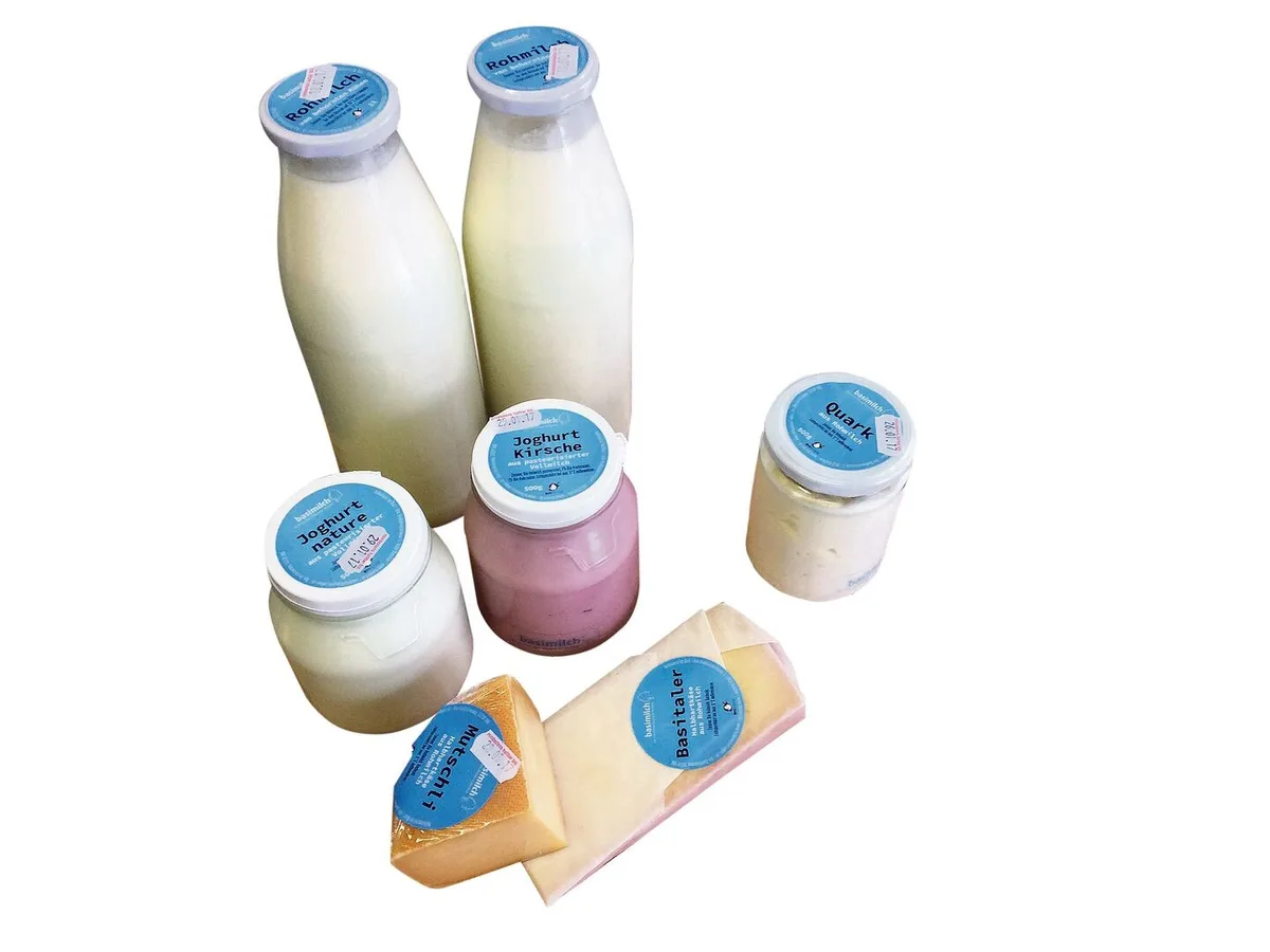 afe40a2a31f6a4696233bcd388cbf3ffd71a0f419ae5a28099420c005dabd9e2 Die Basimilch-Produkte werden über ein Abo wöchentlich bezogen. Wer ein Abo löst, hilft auch auf dem Hof mit.