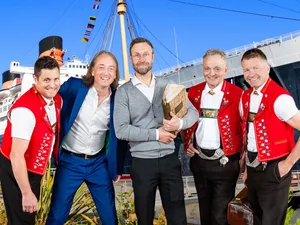 Das Ensemble der Appenzeller Welttournee (von links): Landwirt und Musiker Benjamin Rempfler, Stimmenkünstler Martin O., Schauspieler Philipp Langenegger und Rempflers Musikerkollegen vom «Appenzeller Echo», Josef Rempfler und Walter Neff.