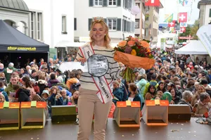 Frisch gekührt, die neue Apfelkönigin Nina Gehrig. Sie ist für das kommende Jahr die neue Botschafterin der Obstbranche.