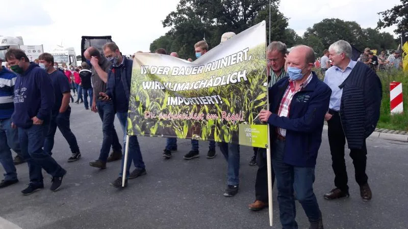 2e4eb4540f83eae1bbf2dfe62c48857984ba6fa3 Landwirte demonstrieren vor dem Werk von Tönnies in Rheda-Wiesenbrück. (Bild agrarheute.com)