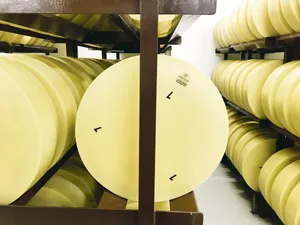 Sbrinz-Käse ist beliebt: Das Verbot von Melkrobotern soll bis auf Weiteres beibehalten werden.(Bild akr)