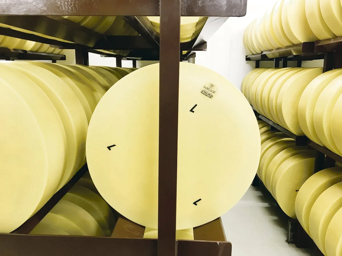 e73ac76c7e809311864eadc1509fba967a31e203 Sbrinz-Käse ist beliebt: Das Verbot von Melkrobotern soll bis auf Weiteres beibehalten werden.(Bild akr)
