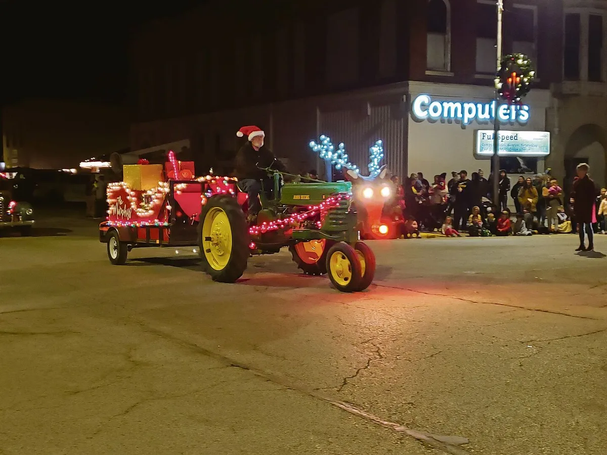 Beim ersten Weihnachtslichter-Umzug in Carthage schmückten Polizei, Feuerwehr und Geschäfte ihre Fahrzeuge. Der Umzug könnte eine neue Tradition in der Stadt werden.