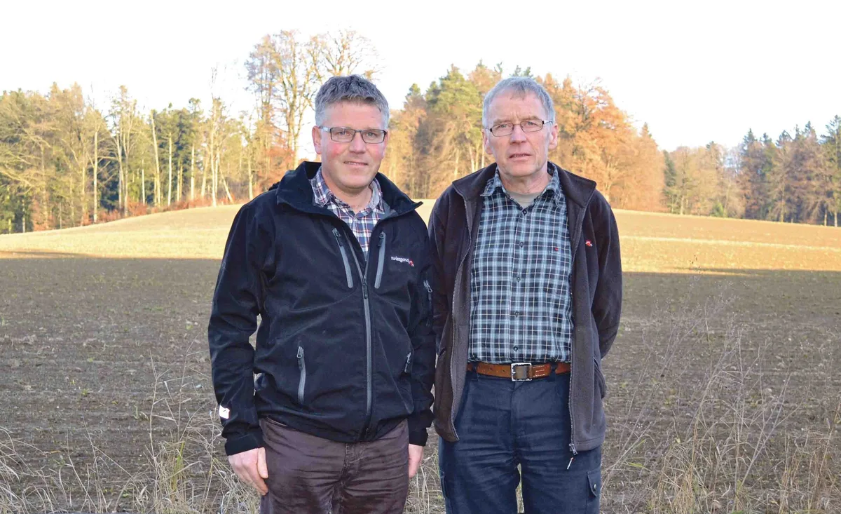 f7f6cdad62e22e66333ee8956a1f338e083df879 Andreas Bigler (links) wird neu als Sire Analyst zuständig für das Swiss Fleckvieh und die Simmentaler sein. Sein Vorgänger Hansueli von Steiger geht in die verdiente Pension. (Bild Peter Fankhauser)
