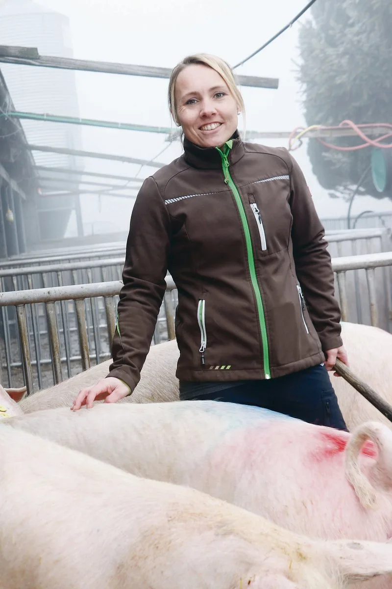 1e6adc4853219b9a558fefde96a71f7c62c00dc8 Schweinehaltung ist ein wichtiger Betriebszweig. Marina Schärli ist froh, dass sie dabei viel vom Fachwissen und der Erfahrung ihres Vaters profitieren kann. (Bild Ruth Aerni)