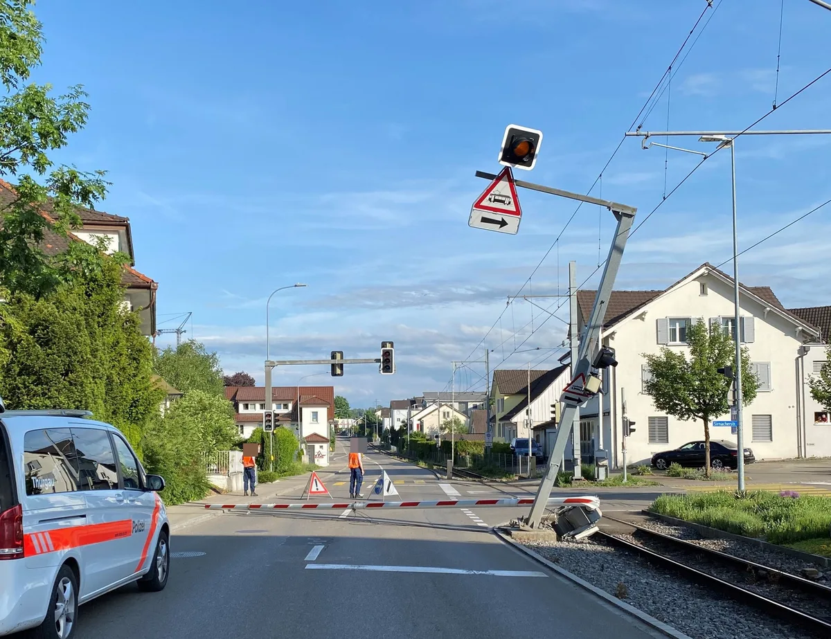 220521_Mu__nchwilen_SU_Traktor Betrunkener Traktorfahrer prallt in Bahnschranke