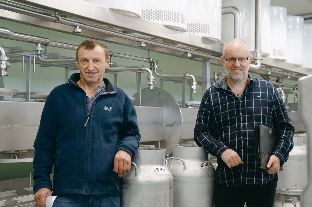 6155c205d0da66e3c63ab08047d7629705e32f56 Vorstandsmitglied Hubert Jenny (links) und Architekt Fredy Ryser vor der offenen Duplex-Wendepresse im Neubau.(Bild Josef Jungo)