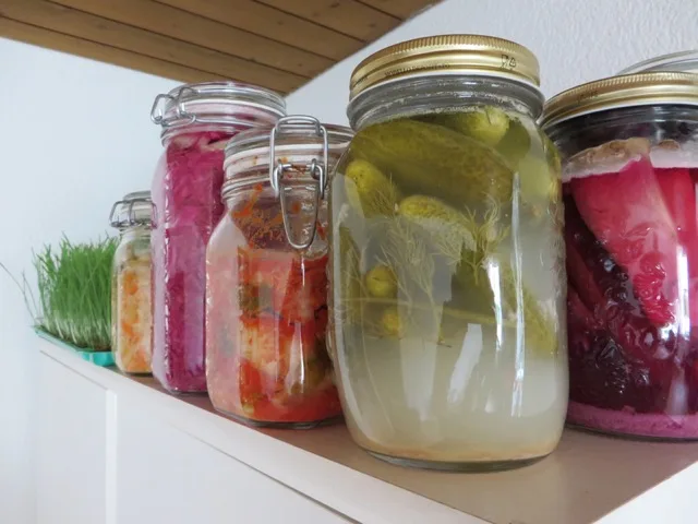b36431d730272e81622a6e5b49791b78818cc1d9 Fermentation ist eine beinahe vergessen gegangene Methode, um Lebensmittel länger Haltbar zu machen. (Bild Ann Schärer)