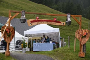 Der Eingang zum Brunch auf der Alp Seeweid – mit viel Aufwand dekoriert.