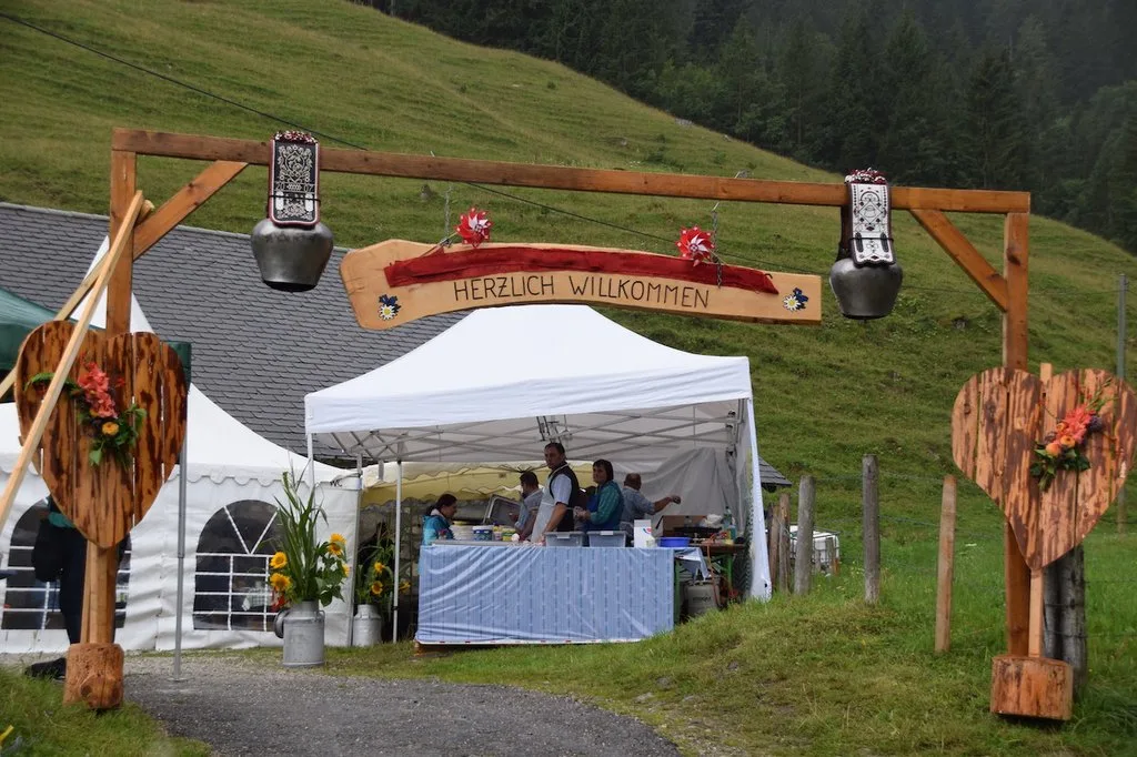 DSC_0025 Der Regen hält nicht ab vom «Buurezmorge» zum 1. August