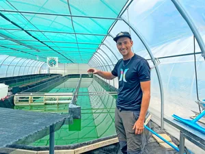 Mit regelmässigen Wasserproben stellt Robin Dorsaz sicher, dass die Spirulina wächst.