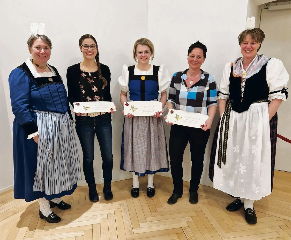 d962de40314315c57d3752894f4b964a8628d736116a0c086f7a31f14c50cfa1 Die Co-Präsidentinnen ehrten die Bäuerinnen Tanja Waser, Tanja Kathriner und Franziska Bucher.