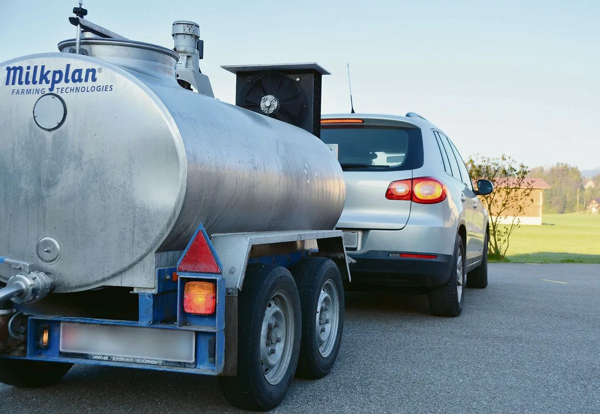 Mit Anhänger am Auto sind viele Bauern öfter unterwegs, beispielsweise in die Käserei. Das zulässige Gesamtgewicht sollte überprüft werden.