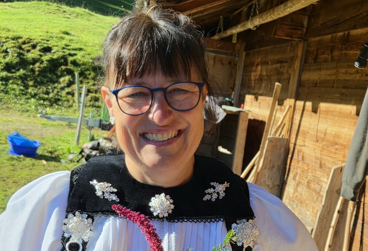 Mediatorin und Bäuerin Andrea Joss kennt die Landwirtschaft selbst bestens: Sie ist nach dem unerwarteten Tod ihres Ex-Mannes auf den Hof zurückgekehrt und führt ihn heute gemeinsam mit ihrem Sohn.