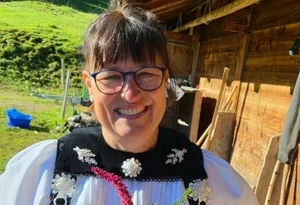 Mediatorin und Bäuerin Andrea Joss kennt die Landwirtschaft selbst bestens: Sie ist nach dem unerwarteten Tod ihres Ex-Mannes auf den Hof zurückgekehrt und führt ihn heute gemeinsam mit ihrem Sohn.