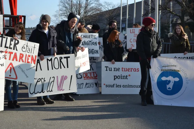 6e5dcd2f84591e815cade942c02eb012dd4a5f31 Mit provokativen Sprüchen versuchten die Veganer, die Aufmerksamkeit auf sich zu ziehen. (Bilder jba)