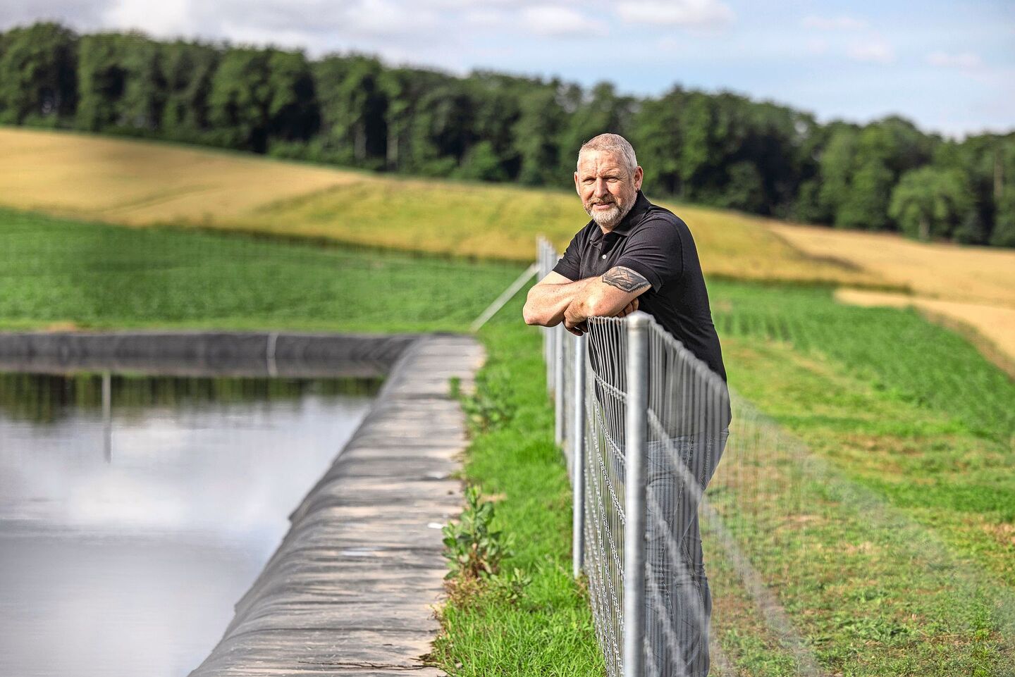 2024 ist das Regenwasserbecken von Didier Banderet gut gefüllt. Im letzten Jahr ermöglichte es ihm, trotz Hitze und Trockenheit eine gute Ernte einzufahren.