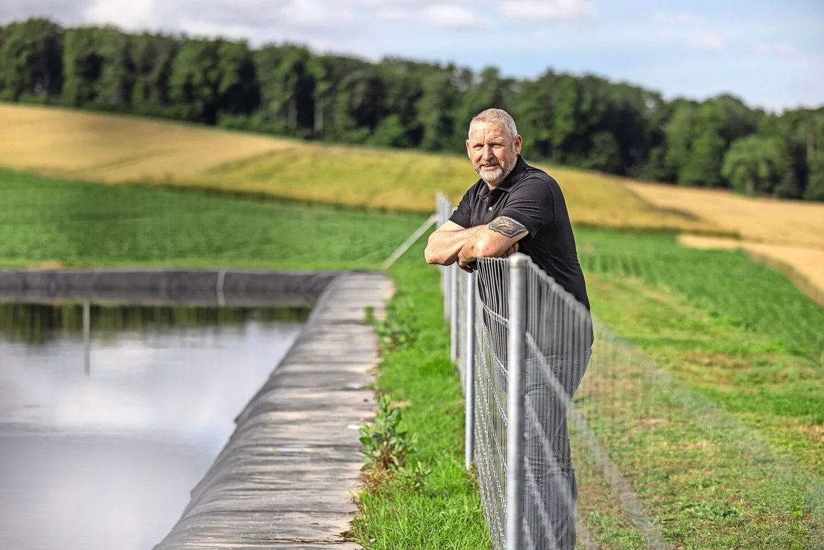 159752382d1cede59a2843fff246f4d93df65b2dd75ea3756f4373ba47e8c720 2024 ist das Regenwasserbecken von Didier Banderet gut gefüllt. Im letzten Jahr ermöglichte es ihm, trotz Hitze und Trockenheit eine gute Ernte einzufahren.