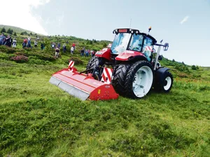 Mulchen ist auf verschiedene Arten möglich: Es gibt Maschinen, welche den Boden schonen und nur unerwünschte Arten schlegeln (Bild links). Nach dem Einsatz des Forstmulchgeräts (rechts) war die ganze Flora weg und der Boden sozusagen planiert.(Bilder Vrena Crameri-Daeppen)