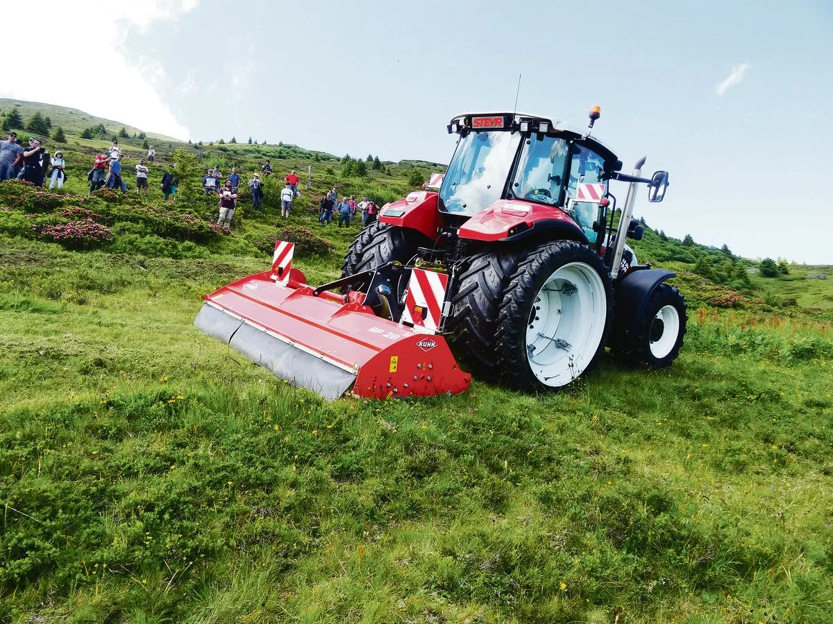Mulchen ist auf verschiedene Arten möglich: Es gibt Maschinen, welche den Boden schonen und nur unerwünschte Arten schlegeln (Bild links). Nach dem Einsatz des Forstmulchgeräts (rechts) war die ganze Flora weg und der Boden sozusagen planiert.(Bilder Vrena Crameri-Daeppen)