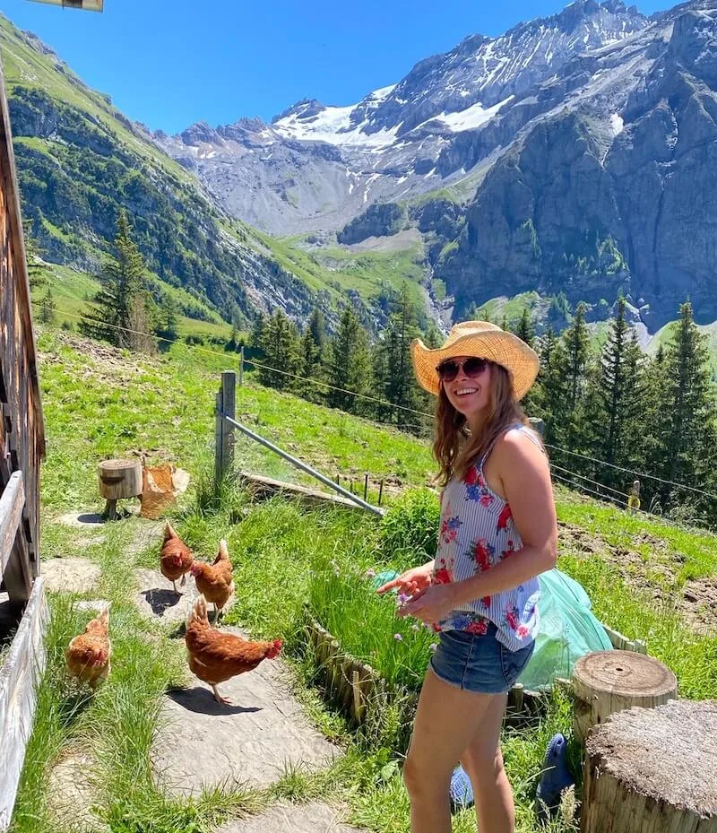 56e6b0528cfd4ceb9f85ea927961d7cc060270fc Da lachen die Hühner: Jasmine Baumann freut sich über die neu angekommenen Legehennen. (Bild zVg)