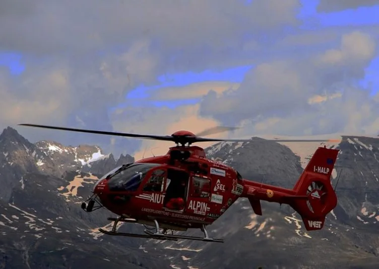 68c2eda9d8e335ef3fcebba1e63dfc563e2a8c82 Ein Notarztteam im Rettungshelikopter Aiut Alpin flog den Schwerverletzten in das Krankenhaus nach Bozen. (Bild Pixabay)