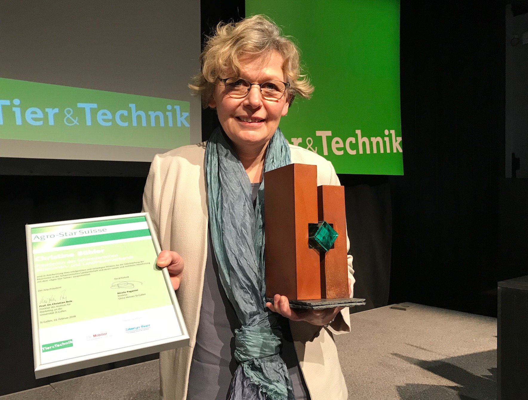 Christine Bühler mit ihrer Trophäe, dem Agro-Star Suisse. (Bild akr)