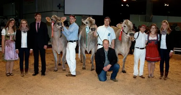 6cdf65cad67bedf4560143e7a7ea6a36c3df2694 Grand Champion und Schöneuter alt: Jongleur Elisa, Adrian Arpagaus, Falera (Mitte). Reserve-Grand-Champion und Reserve Schöneuter alt: Plantahof’s Zeus Palma, LBBZ Plantahof, Landquart (rechts). Mention honorable: Jongleur Silvana, GoldHill Genetics, Romoos (links). (Bilder Mario Tosato)