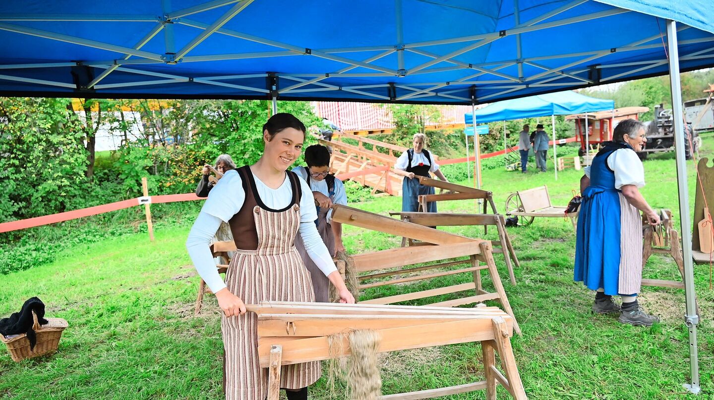 Debora Schwab aus Heimberg ist eine der Brecherinnen. Ein Bündel zu bearbeiten, dauert fünf bis zehn Minuten. Während Corona baute sie selbst Flachs im Garten an und kam daher später als Helferin zur Brächete.