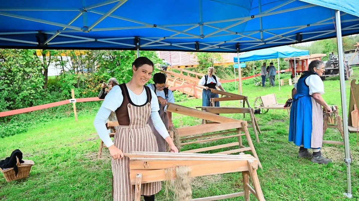 b9903da03684958a1a686be6840ba5031ba7770d109d52c01340b4ca5930a406 Debora Schwab aus Heimberg ist eine der Brecherinnen. Ein Bündel zu bearbeiten, dauert fünf bis zehn Minuten. Während Corona baute sie selbst Flachs im Garten an und kam daher später als Helferin zur Brächete.