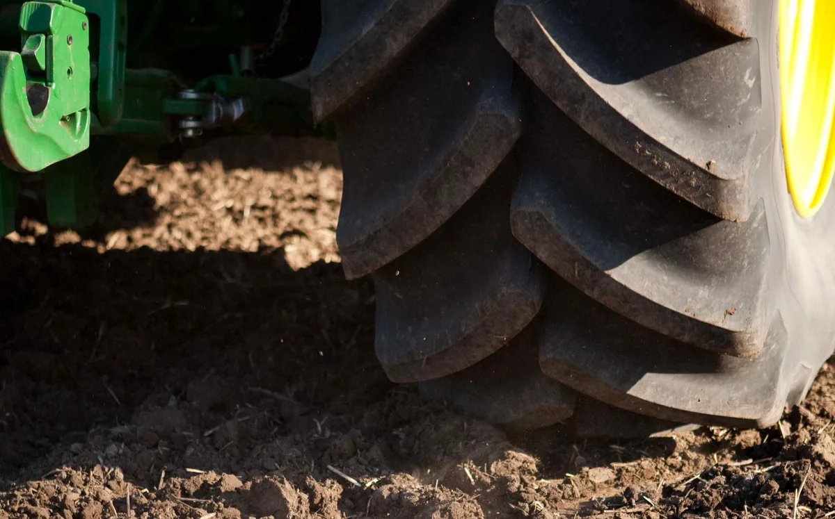 Weniger Bodenverdichtung: Bridgestone erweitert Reifenangebot für die Landwirtschaft