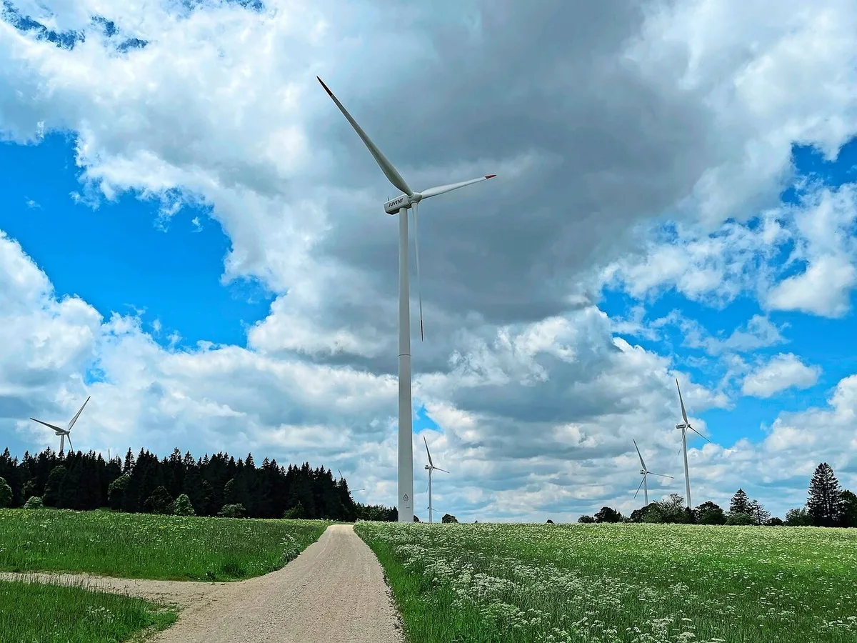 Auf dem Mont Crosin im Berner Jura gibt es seit Jahren Windräder, in Kirchlindach versucht man dies zu verhindern.