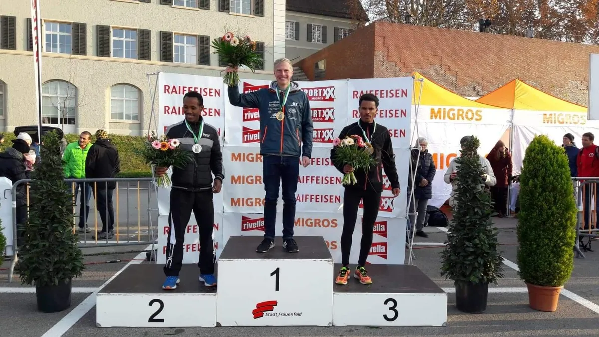 eb8a99d2555f2842768b331745622803c60b398d Strahlt zuoberst auf dem Podest: Patrik Wägeli nach seinem Sieg am Frauenfelder Halbmarathon. (Bilder zVg)