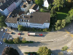 Heute sind z. B. Treibstoffimporteure dazu verpflichtet, einen Teil der CO2-Emissionen aus dem Verkehr mit Kompensationsprojekten auszugleichen. (Bild Pixabay / Luftbild24)