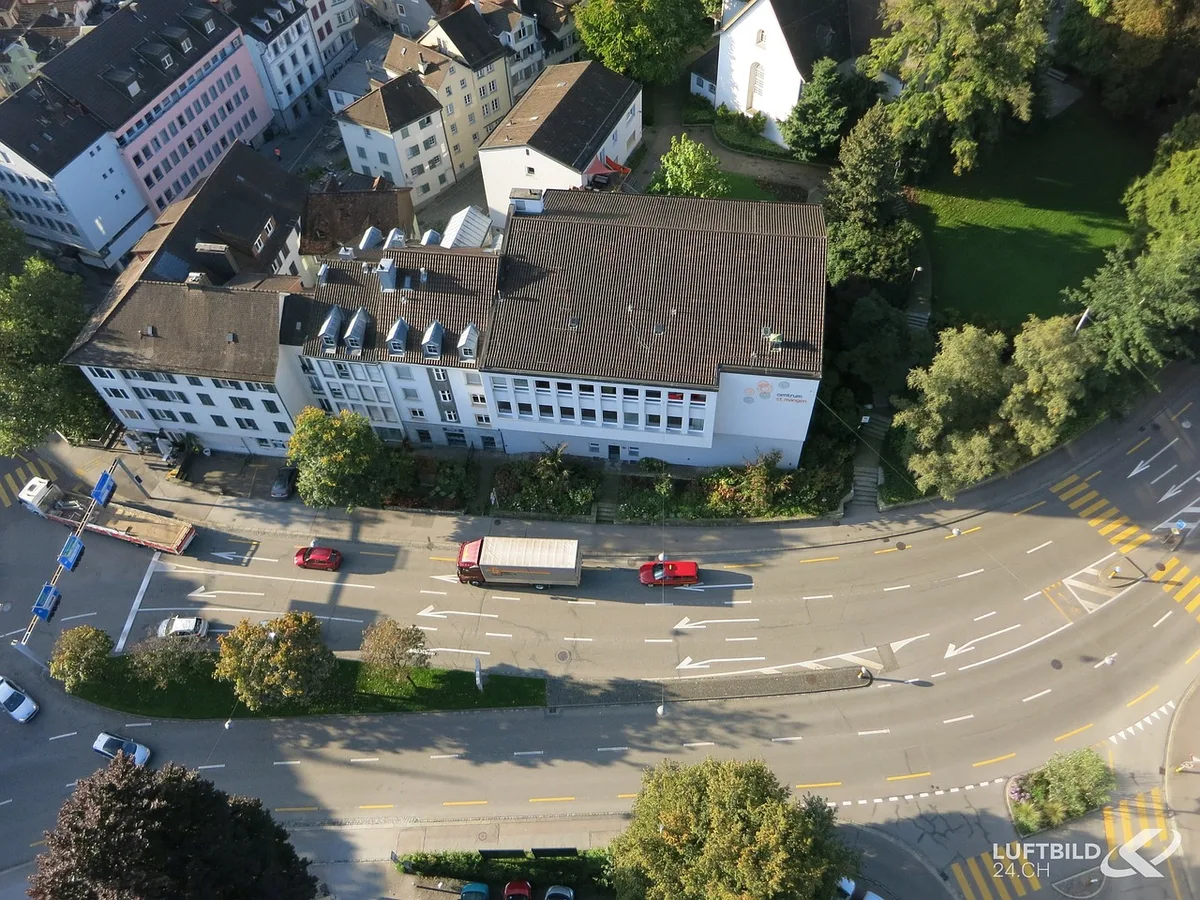 Heute sind z. B. Treibstoffimporteure dazu verpflichtet, einen Teil der CO2-Emissionen aus dem Verkehr mit Kompensationsprojekten auszugleichen. (Bild Pixabay / Luftbild24)