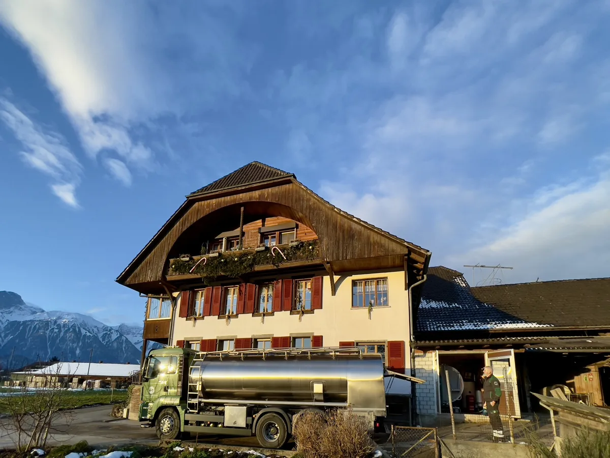 milchsammelwagen_bauernhof_berner_oberland Milchsammelwagen vor einem Milchviehbetrieb im Berner Oberland.