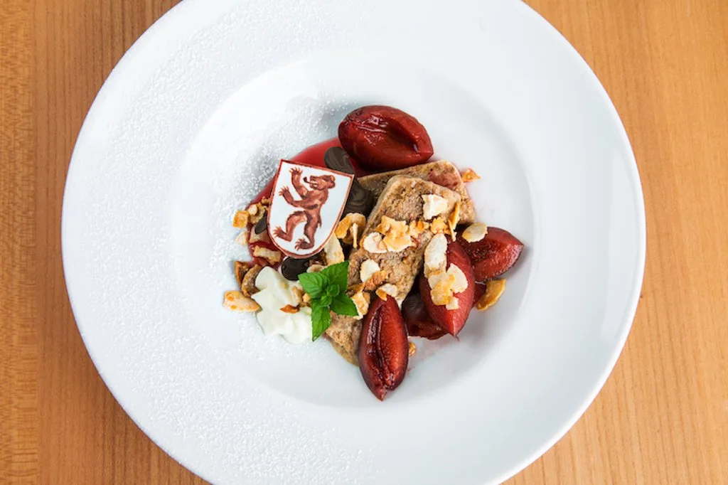 4b06058c8b54988aec4346a9316badcc81c169a5 Biberfladenparfait mit heissen Rotwein Zwetschgen, Rahm und Zuckermandeln. (Bild Ueli Christoffel/SRF)