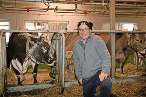Christian Manser mit einer Blüem-Kuh im Stall von Familie Brunner. Manser zeigte in seinem Vortrag, wie man das Tierwohl in einem Anbindestall mit Aufmerksamkeit und wenigen Massnahmen massgeblich verbessert.