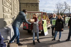 Nationalrat und VKMB-Präsident Kilian Baumann (links) bei der Übergabe der Petition in Bern am 21. November 2022.