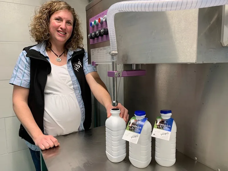 8f6af0c19ca5fe6a8cfb50353f4bd75a76ca004a 500 bis 600 Liter Heumilch pasteurisiert und homogenisiert Cornelia Höpli zweimal die Woche. Neuerdings erleichtert eine Anlage das Abfüllen in die 1-Liter-Flaschen. (Bild Ruth Bossert)