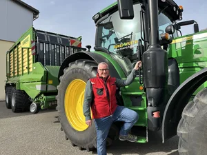 Bereit für die kommende Ernte von Gras für Trockenfutter. Peter Bürli mit einem von vielen Trakten mit Ladewagen, die bald wieder in der Region um Willisau unterwegs sein werden.