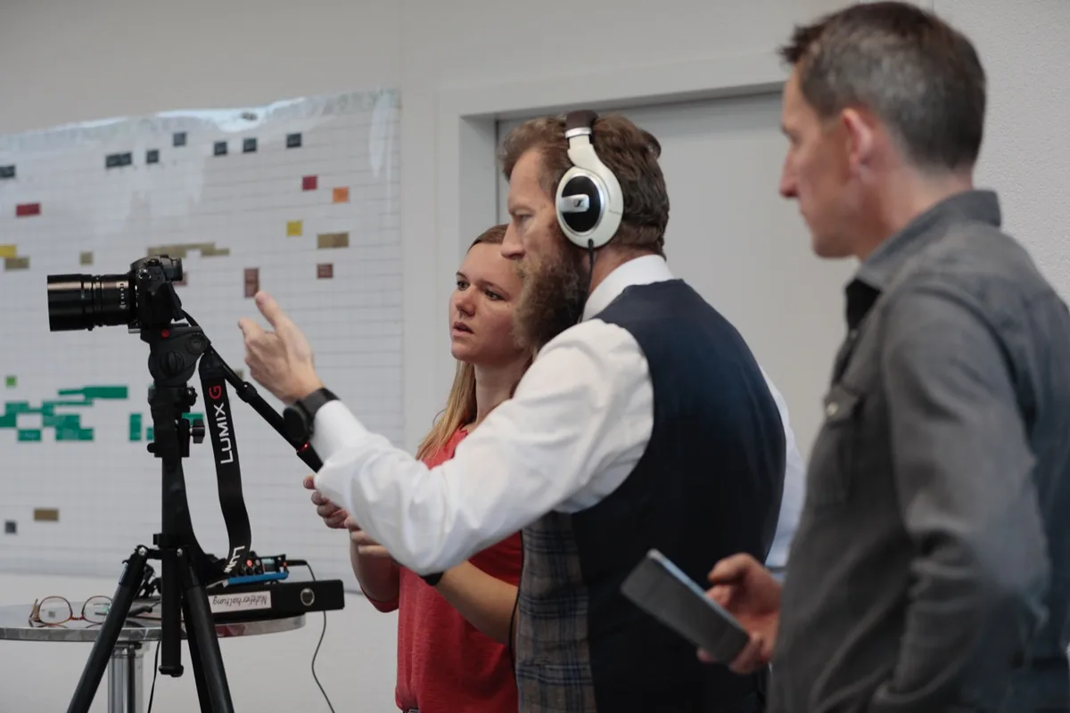 f1f148f75f305fd1f8e9525d8433eefebeb6827a Das «die grüne»-Videoteam an der Arbeit: Martina Rüegger, Jürg Vollmer und Beat Schmid. Bild: Pia Neuenschwander