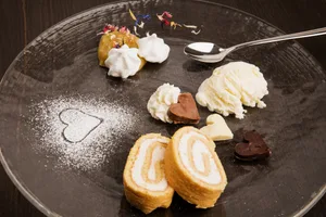 Als Dessert serviert Cathrin Iten ein Kirsch-Parfait mit Mini-Quitten-Rouladen.
