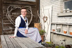 Helen Imhof vor dem Bauernhaus der Familie in Balterswil