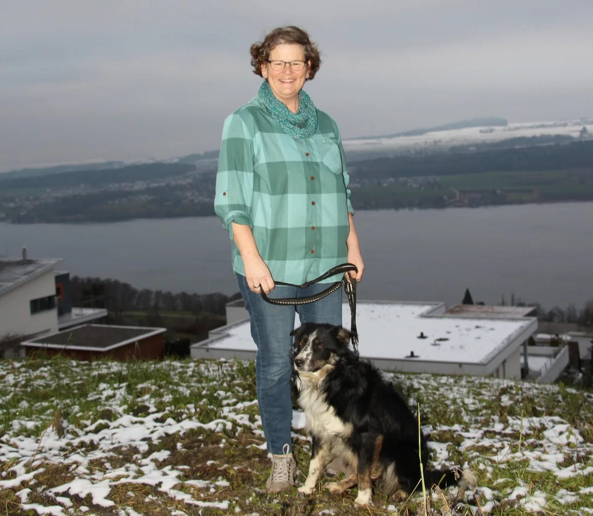 1127b8713e62b1c1e7556883a0bf945bda7b9c42 Barbara Eichenberger steht für das Foto zusammen mit ihrer Border-Collie-Hündin Joba auf dem Eichberg oberhalb Beinwil am See AG. Im Hintergrund liegt der Hallwilersee. (Bild Hans Rüssli)