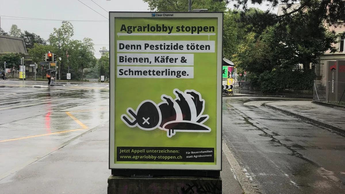 4b6a231d93f02ffad69ce0dd50db9f672727442c Plakate wie dieses sind seit Anfang Woche vielerorts zu sehen. Es gehört zur neuen Kampagne «Agrarlobby stoppen». (Bild jw)